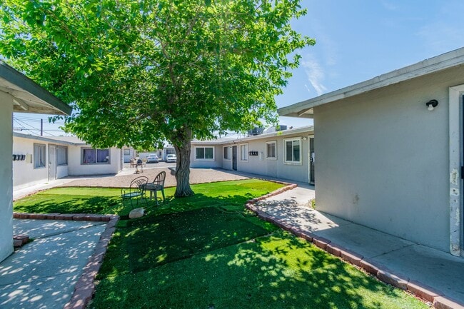 Building Photo - 2508 E Mesquite Ave