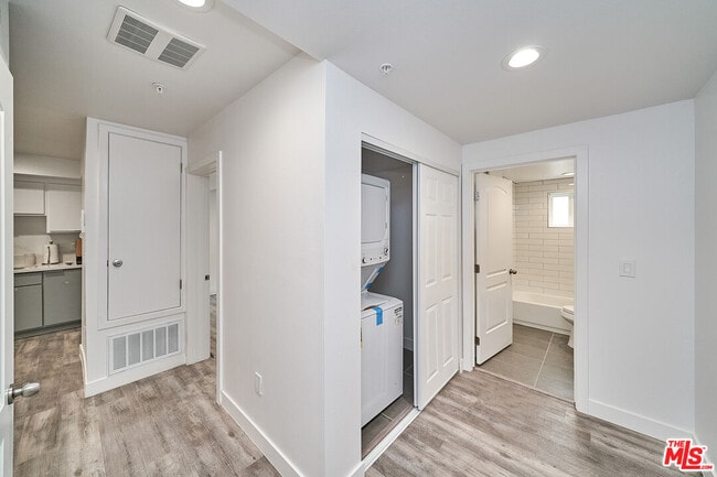Building Photo - 601 1/4 W 41st Pl