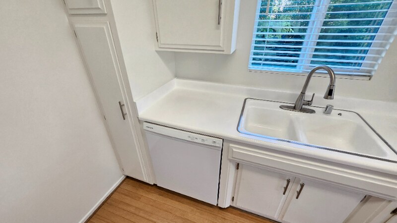 Building Photo - 1130 N Fuller Ave