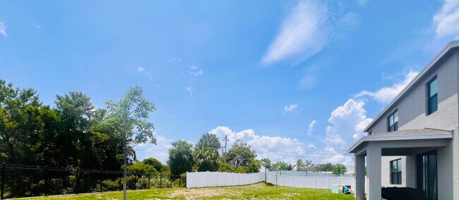 Building Photo - 2048 NE Ocean Dunes Dr