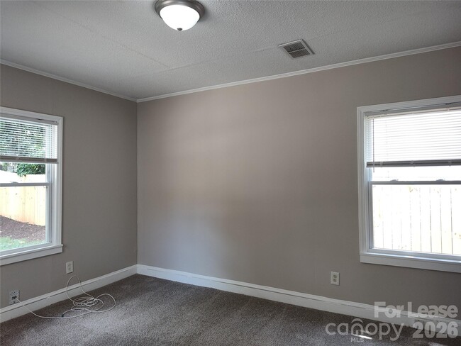 Building Photo - 1405 Shamrock Dr