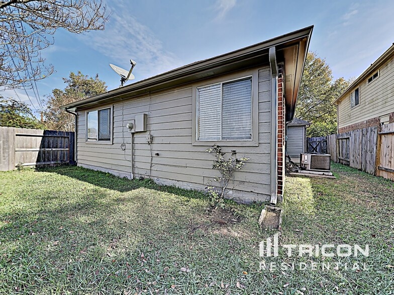 Building Photo - 1824 Old Creek Dr