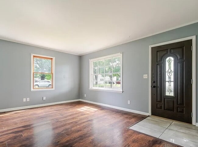 Building Photo - 307 Meadows Ave