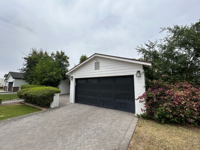 Building Photo - 4016 E Avalon Dr