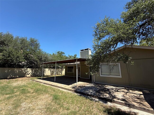 Building Photo - 8906 Pineridge Dr