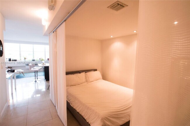 Building Photo - 801 Brickell Bay Dr