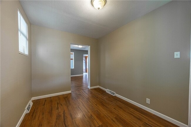 Building Photo - 302 Bridge St