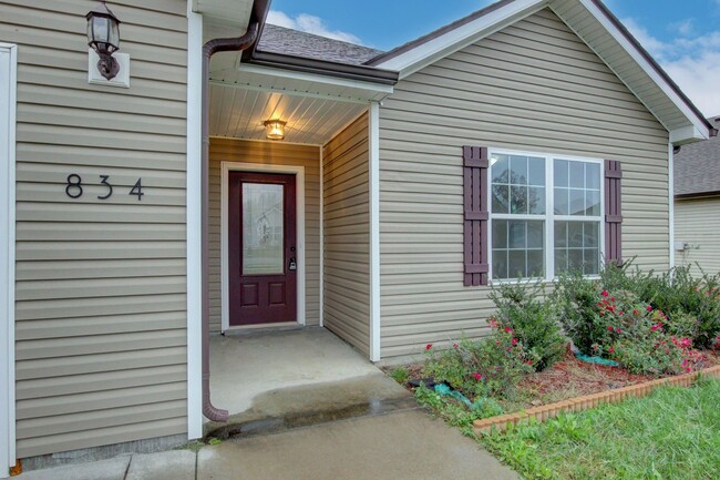 Building Photo - Fresh and Clean 3 bed 2 bath.  Sweet layout!