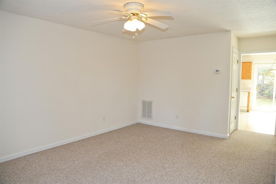 Building Photo - 121 W Ivybridge Dr