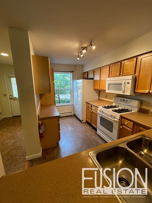 Building Photo - Impeccably Maintained 3bd, 2 bth Stonington Circle Condo!