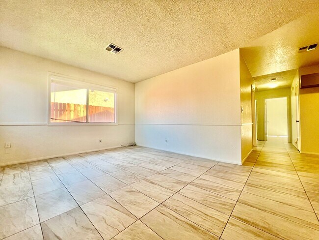 Building Photo - AVAILBLE NOW !!  3-bedroom 2 bath Duplex i...