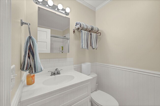 Building Photo - Furnished Off-Season 3bd/2ba Coastal Retreat with Screened Porch & Private Parking