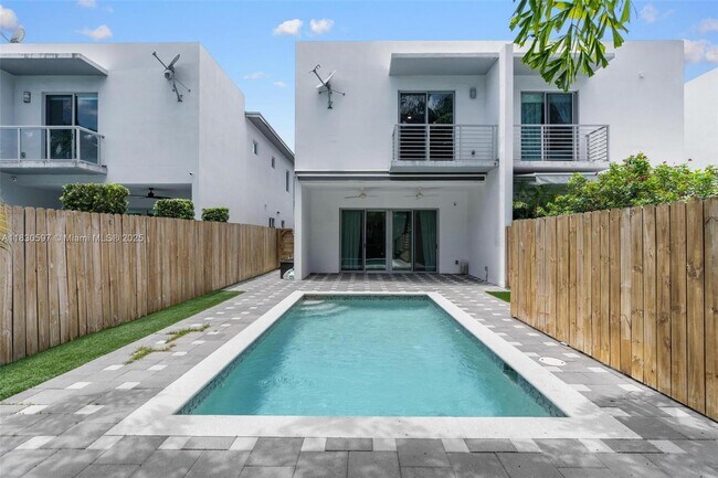 Building Photo - 3563 SW 1st Ave