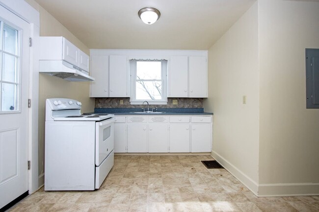 Building Photo - Three bedroom duplex