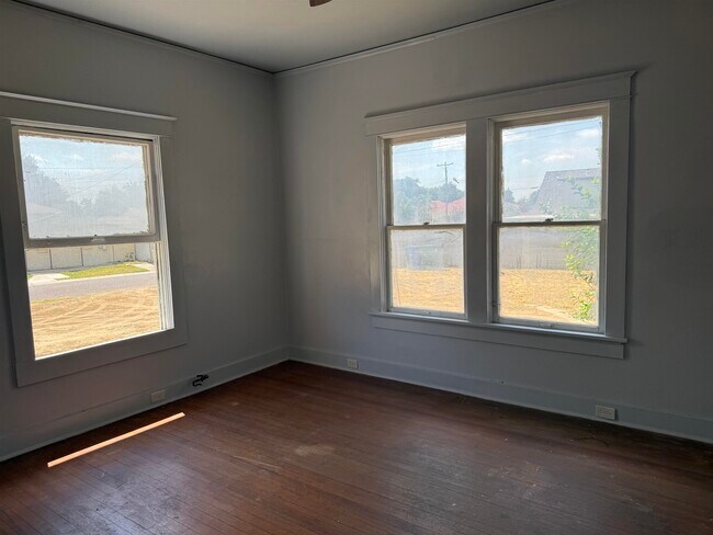 Building Photo - 1319 Mier St