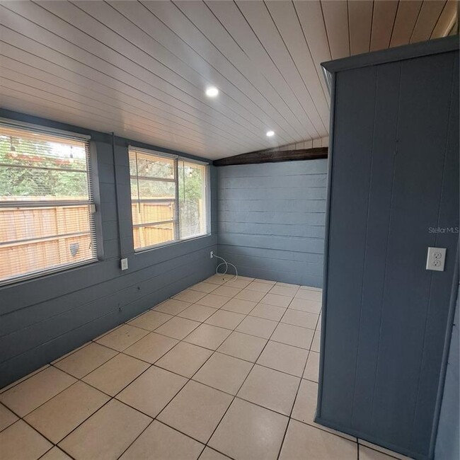 Building Photo - 627 61st Ave S