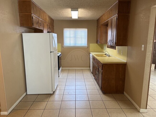 Building Photo - 2404 Carnation Dr