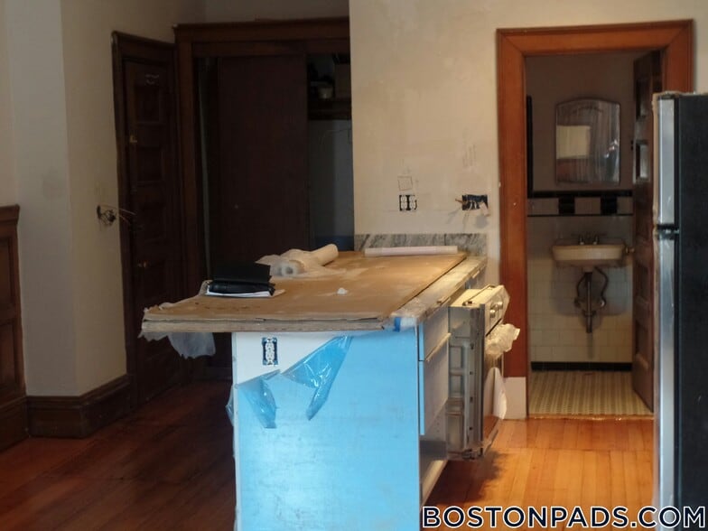 Building Photo - 849 Beacon St