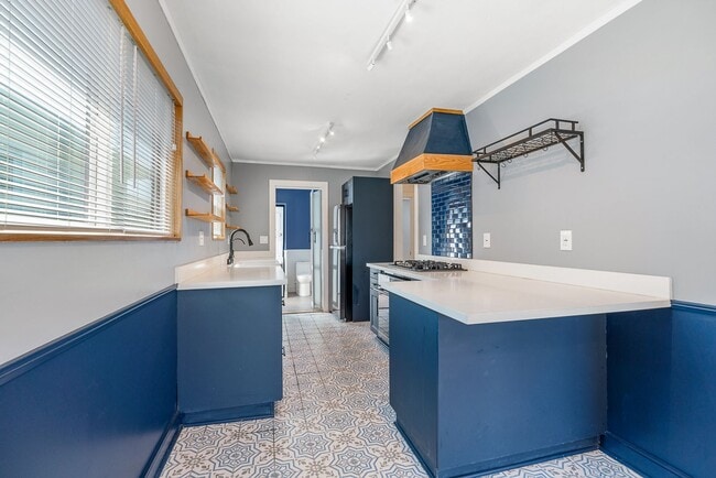 Building Photo - Move-in ready Magnolia Park gem — modern f...