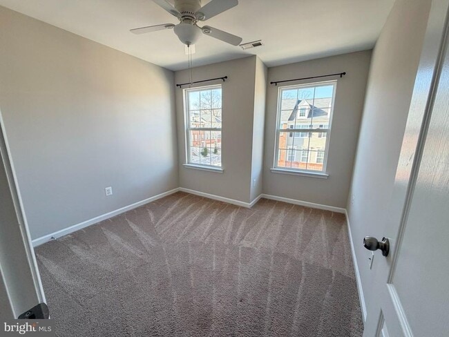 Building Photo - 1607 Sun High Terrace