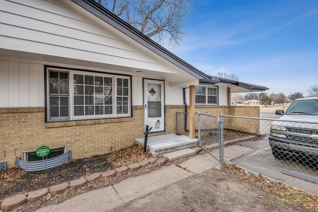 Building Photo - 2 Bedroom Duplex with Basement