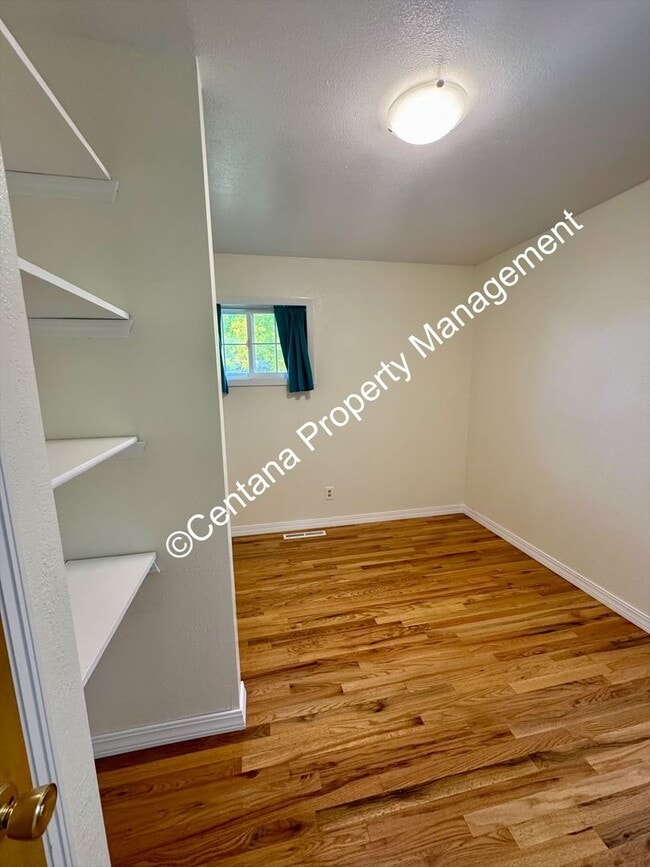 Building Photo - 3 Bed 1 Bath located on the flats