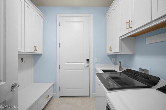 Building Photo - 9774 Everglades Dr