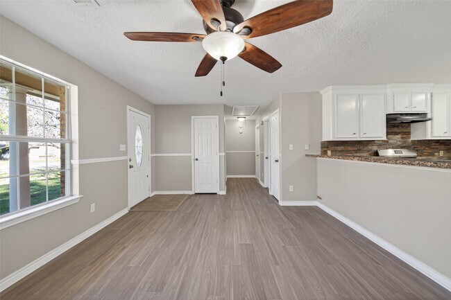 Building Photo - 210 N Shirley Ln