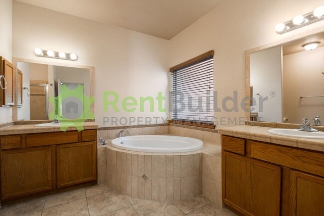 Building Photo - LOWERED PRICE FOR DECEMBER MOVE IN SPECIAL!!