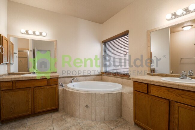 Building Photo - Model Perfect Living in Beautiful Loma Pinon