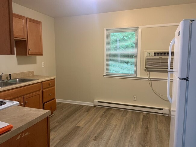Building Photo - Updated 2 Bedroom, 1 Bath Apartment