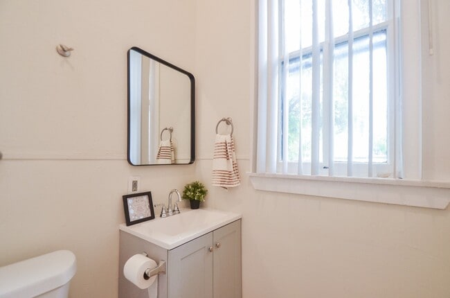 Building Photo - 1707 Sabine St