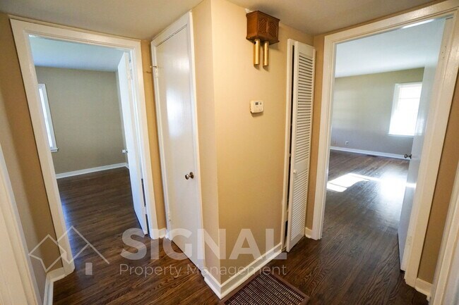 Building Photo - 748 Meadowbrook Dr