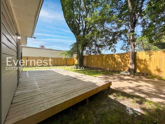 Building Photo - 667 Sevier St