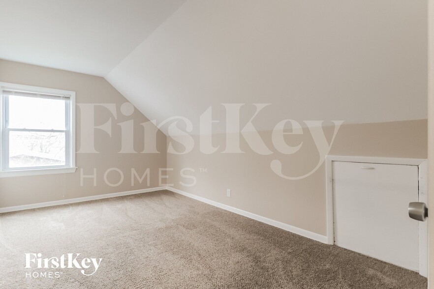 Building Photo - 301 E Division St