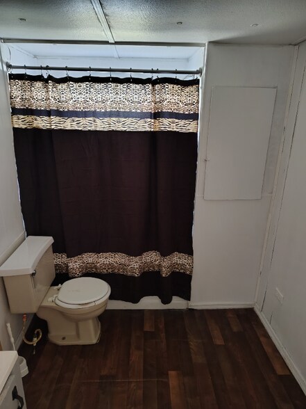 Building Photo - 210 SE Camelot Loop