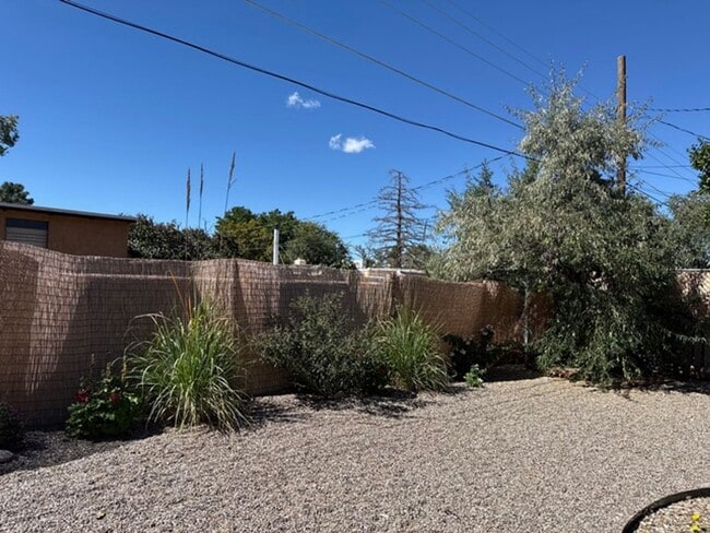 Building Photo - Renovated Santa Fe Home!!