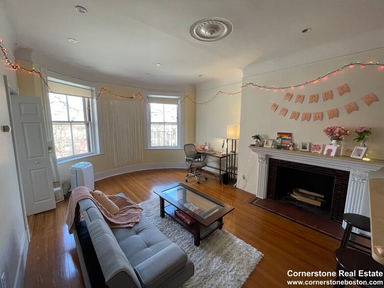 Building Photo - 591 Beacon St