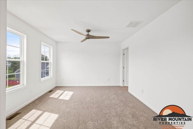 Building Photo - Well-Located Townhome with Private Off-Street Parking