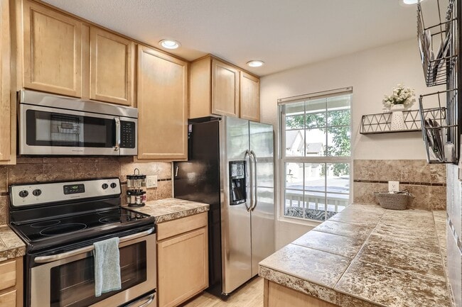 Building Photo - Evolve Real Estate: Spacious 3 Bed 3 bath Townhouse  in LITTLETON! Available 7/5/2026!