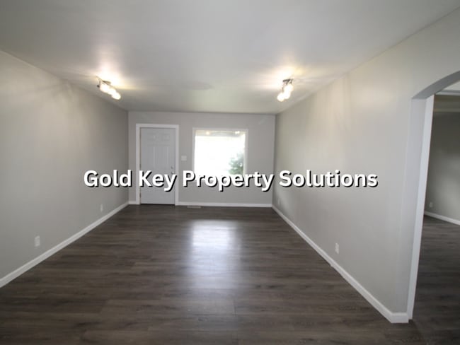 Building Photo - Attractive 2 BR 1 BA House with Garage and...