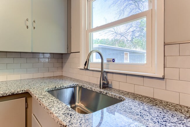 Building Photo - 602 SE 5th St