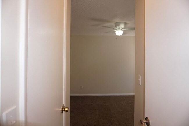 Building Photo - 2 Bedroom, 2 full bath Townhouse Near NAS Jax