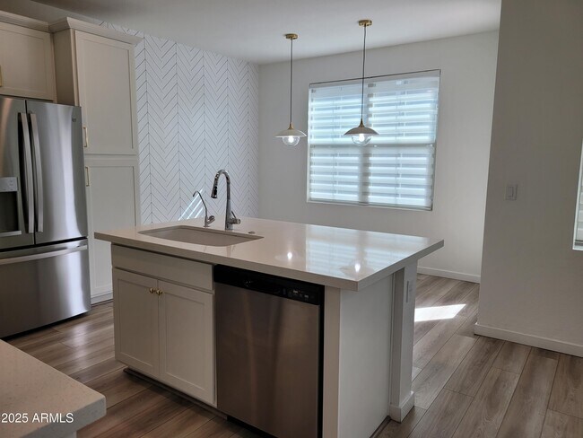 Building Photo - 2754 S Apache Dr