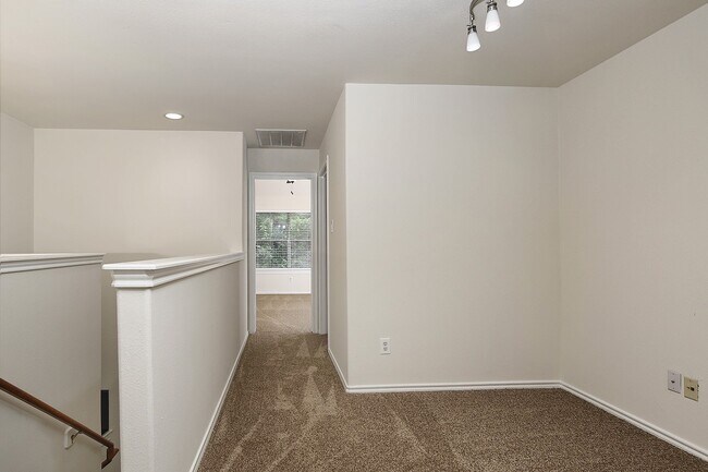 Building Photo - 102 Blue Creek Pl