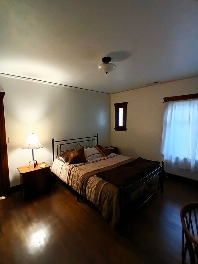 Building Photo - Fully furnished will all utilities included! 2 bed/1 bath, washer & dryer, central location! Shor...