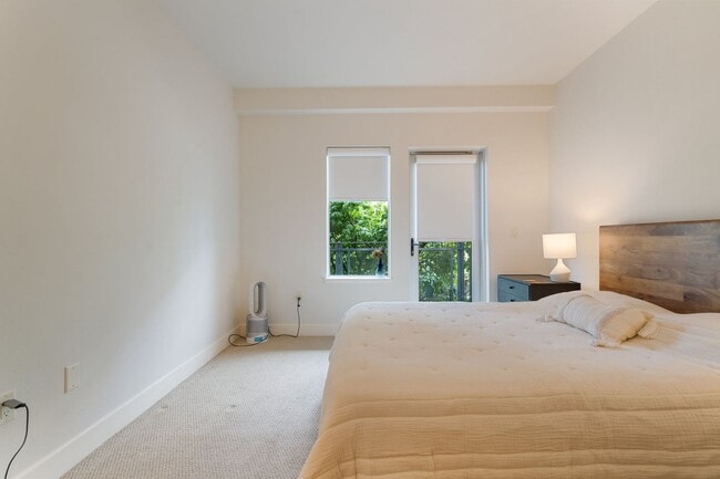 Building Photo - 2 Bed, 2 Bath Bright & Modern Condo in the Pearl District - Now Available!