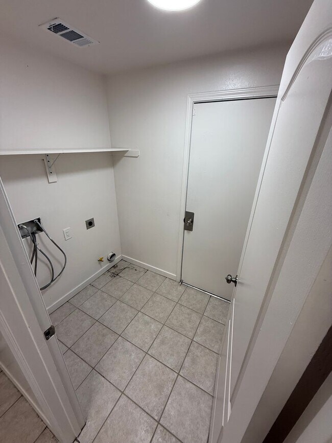 Building Photo - 10109 Bay Colony Dr