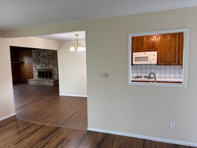 Building Photo - Beautiful 3 bedroom 2 bath HOME . . .  Clo...