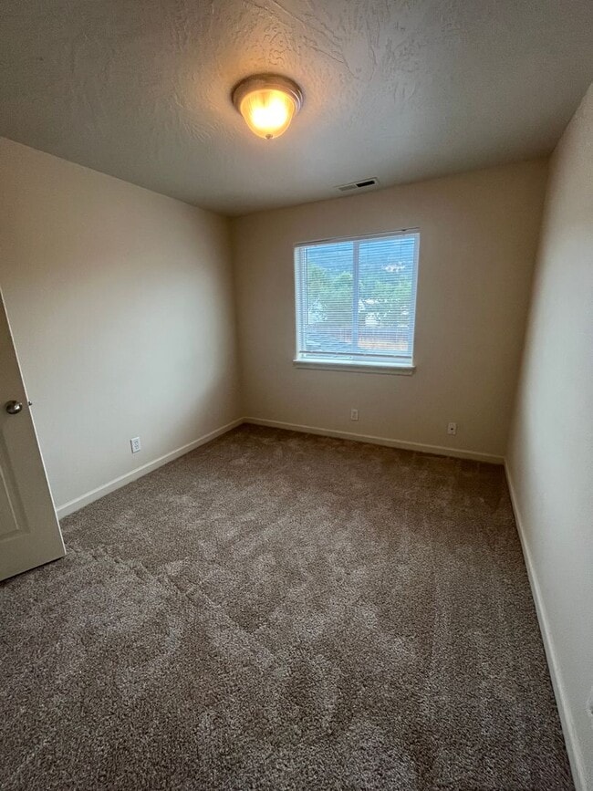 Building Photo - Townhouse style duplex in Lowell